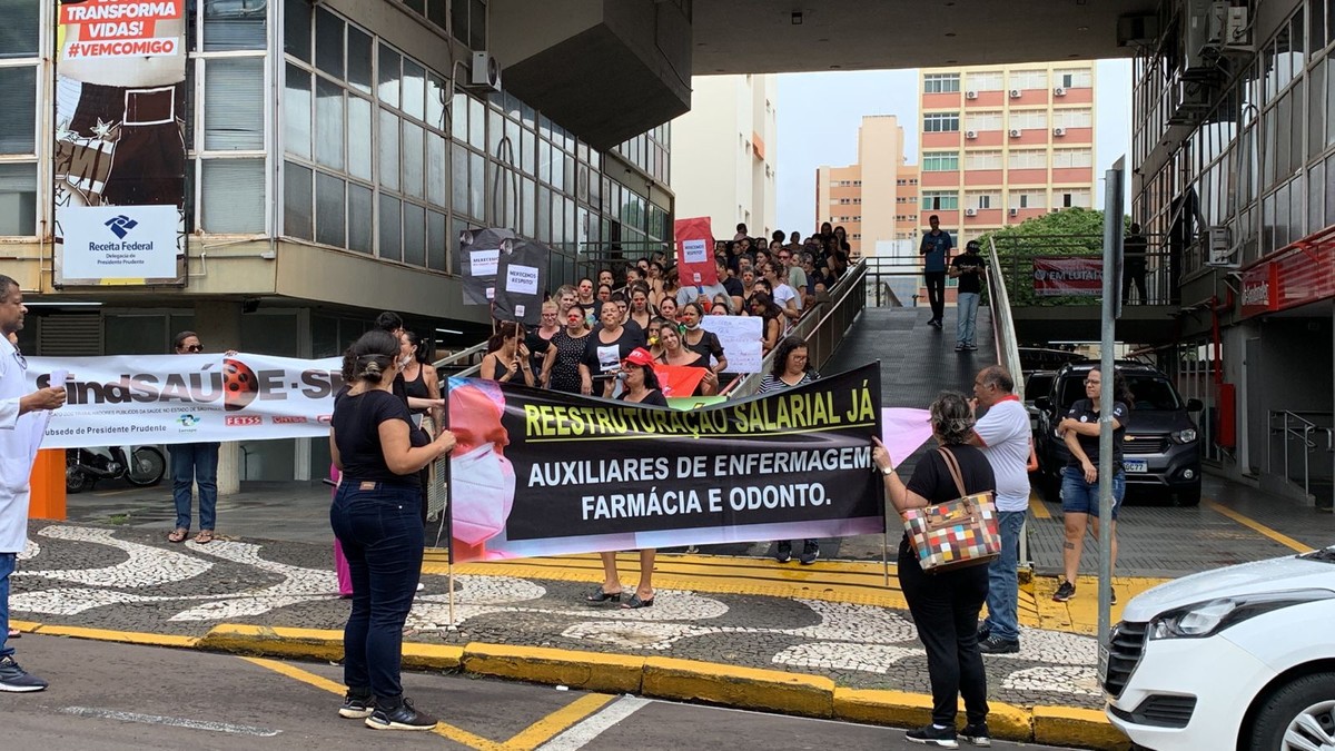 Profissionais da saúde reivindicam melhoria salarial durante manifestação em frente à Prefeitura de Presidente Prudente