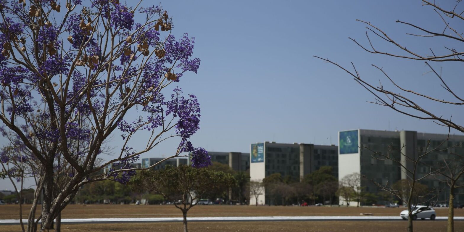 Servidores federais fazem assembleias para discutir reajuste de 9%