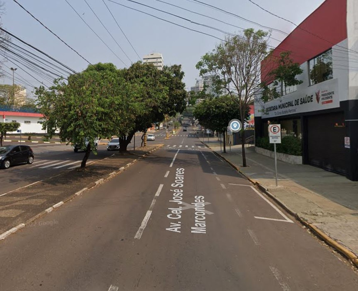 Tráfego de veículos sofre interdição em trecho da Avenida Coronel Marcondes em frente à Secretaria Municipal de Saúde nesta quinta-feira
