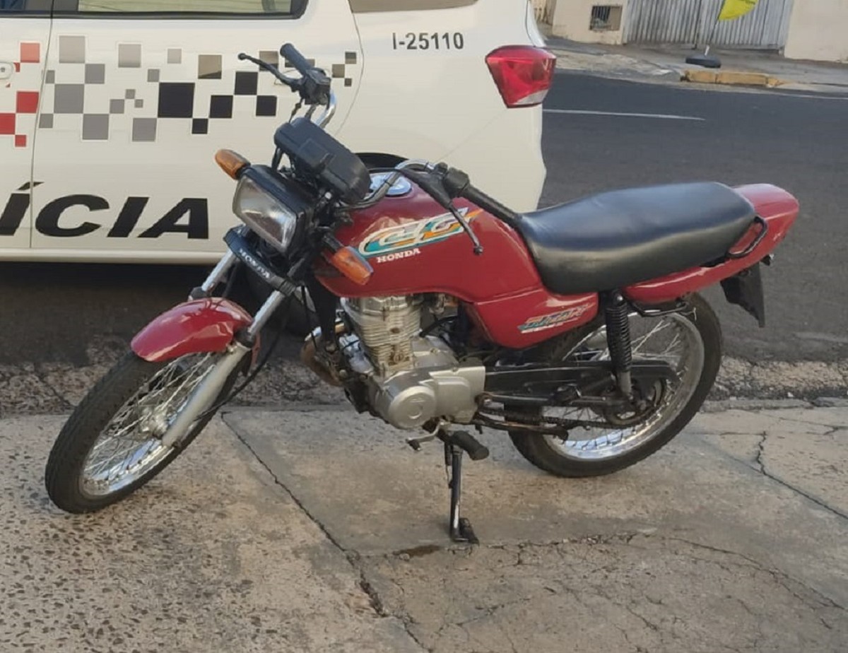 Menos de um dia após ser furtada, motocicleta é localizada abandonada em matagal no Jardim Bela Vista, em Dracena