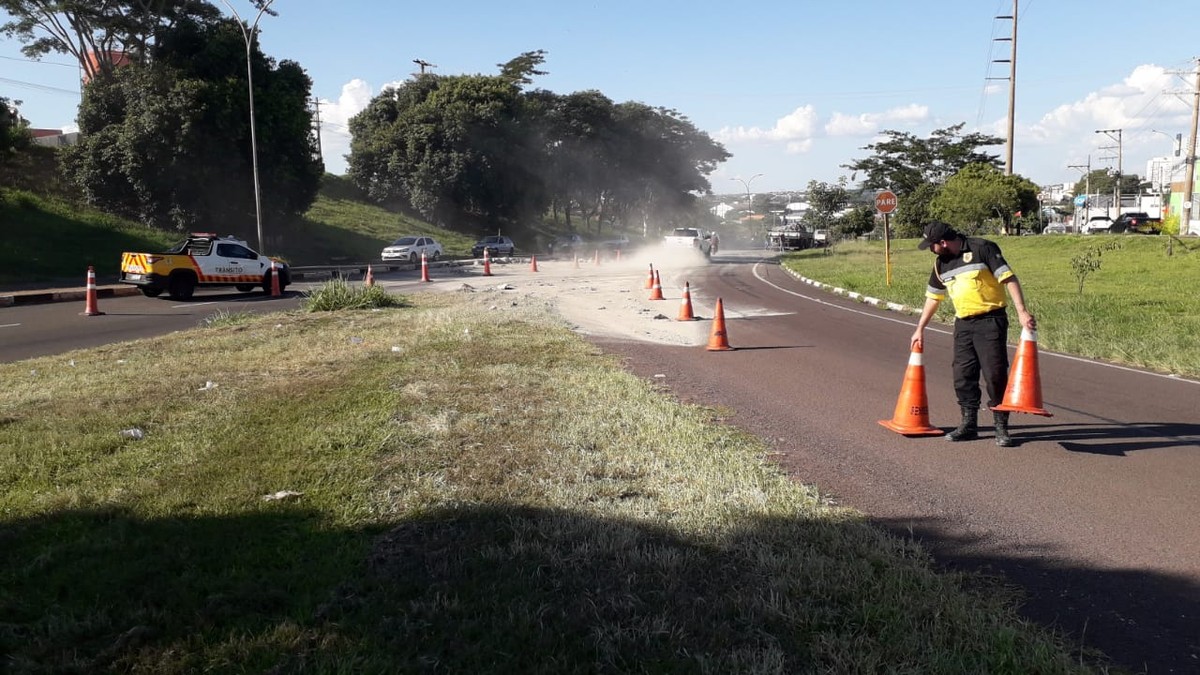 Tombamento de carga de cimento altera trânsito na Avenida Manoel Goulart, no Jardim Monte Alto
