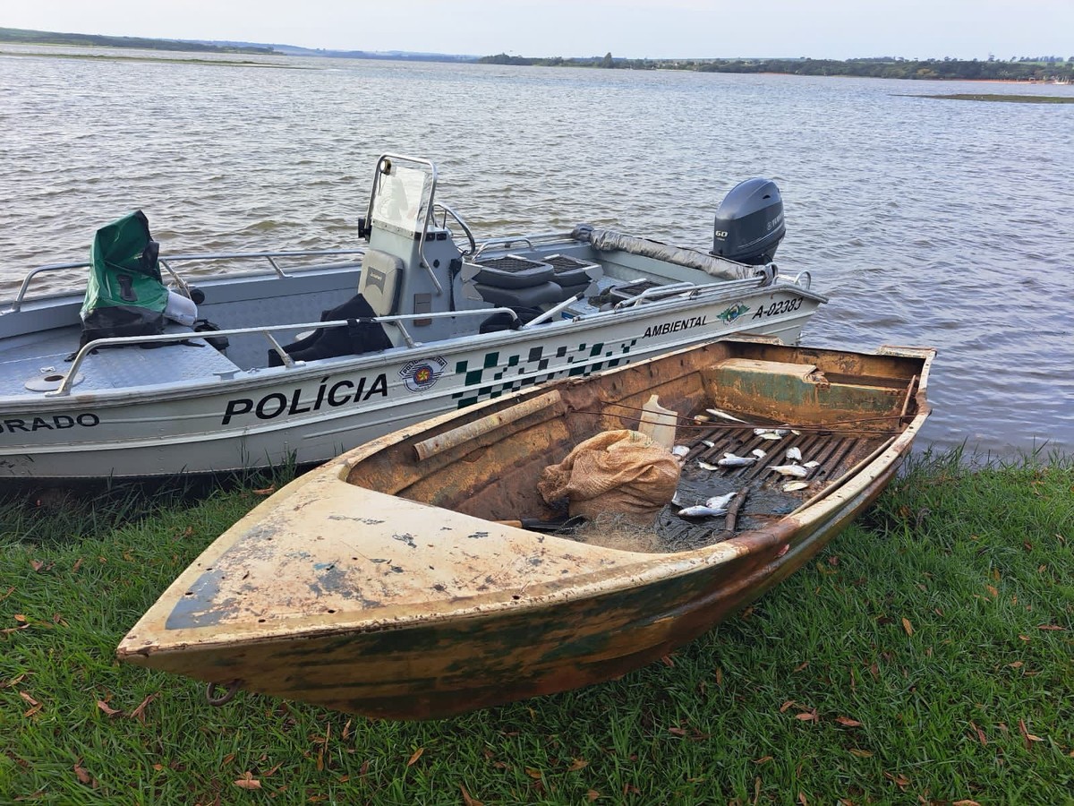 Pescador amador é multado em quase de R$ 1,1 mil por fazer uso de redes de emalhar, no Rio Paranapanema, em Pirapozinho