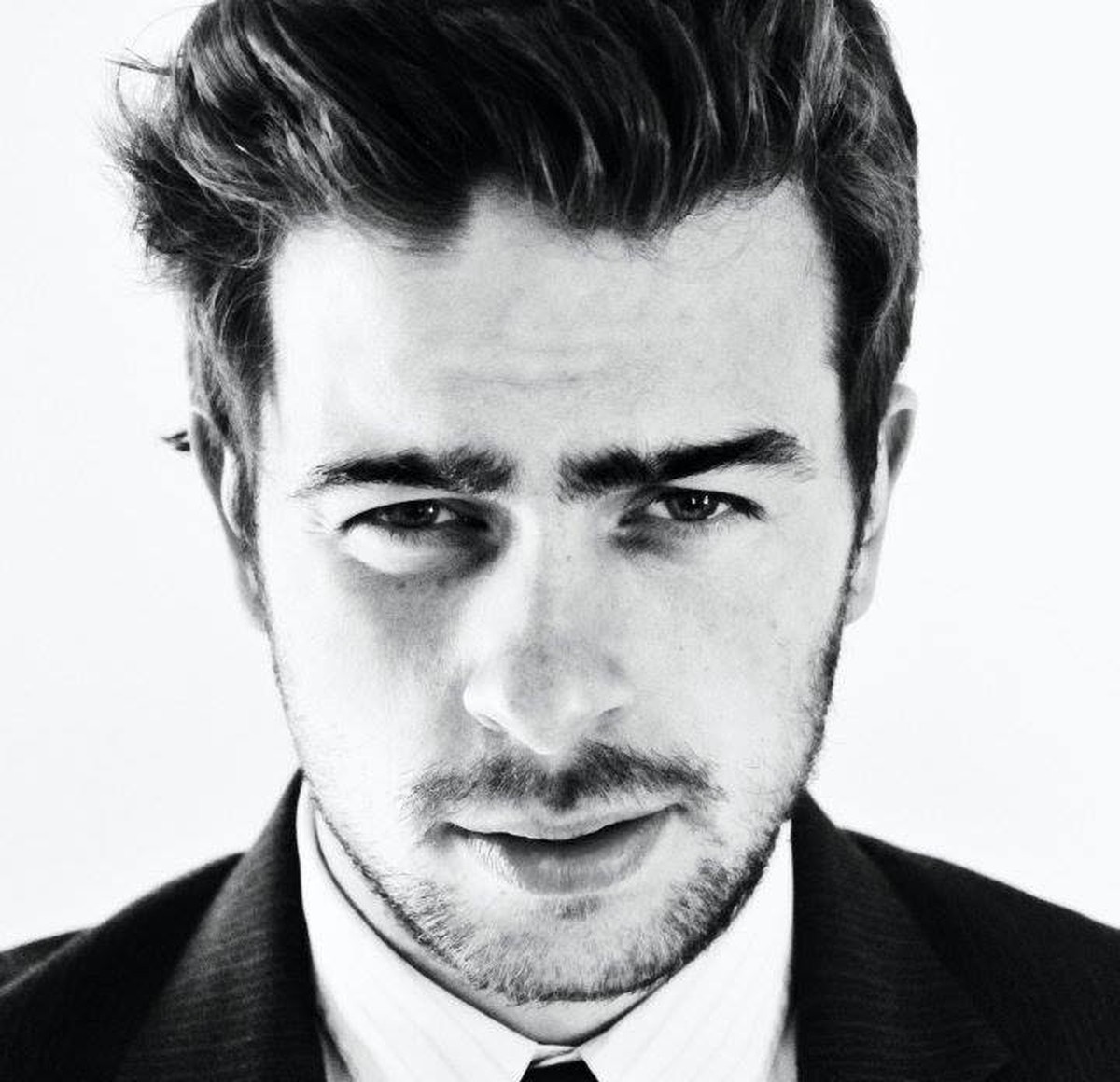 Cantor britânico Michael Walker faz show gratuito de pop folk em Presidente Prudente