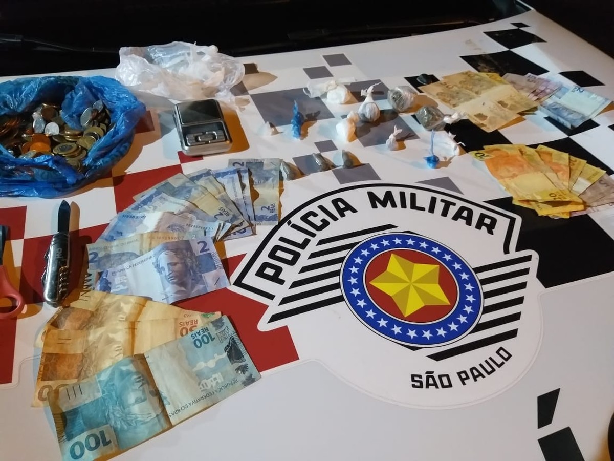 Após homem fugir da Polícia Militar, esposa confessa tráfico de drogas e é presa em flagrante