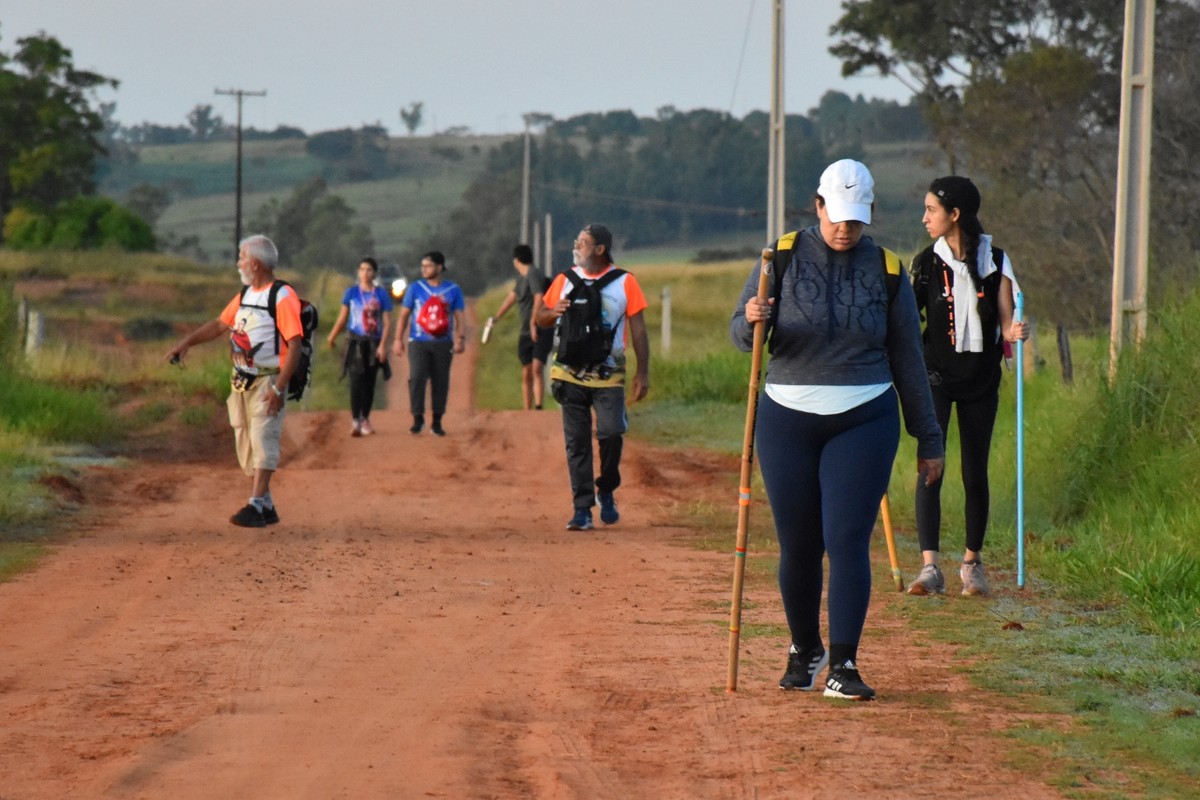 Movidos pela fé: peregrinos andam mais de 30 km até chegar em Santo Expedito