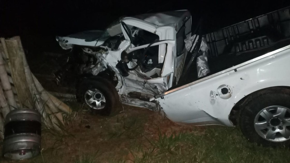 Acidente envolvendo dois carros e uma carreta mata uma mulher e deixa cinco pessoas feridas, em Martinópolis
