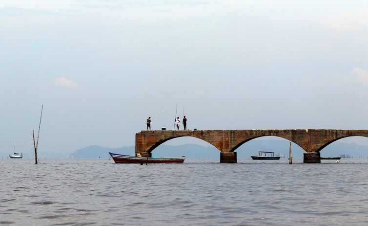 Mauá (RJ), 30/03/2023 - Pequeno pier de Mauá com pescadores na Baia de Guanabara. Foto: Tânia Rêgo/Agência Brasill