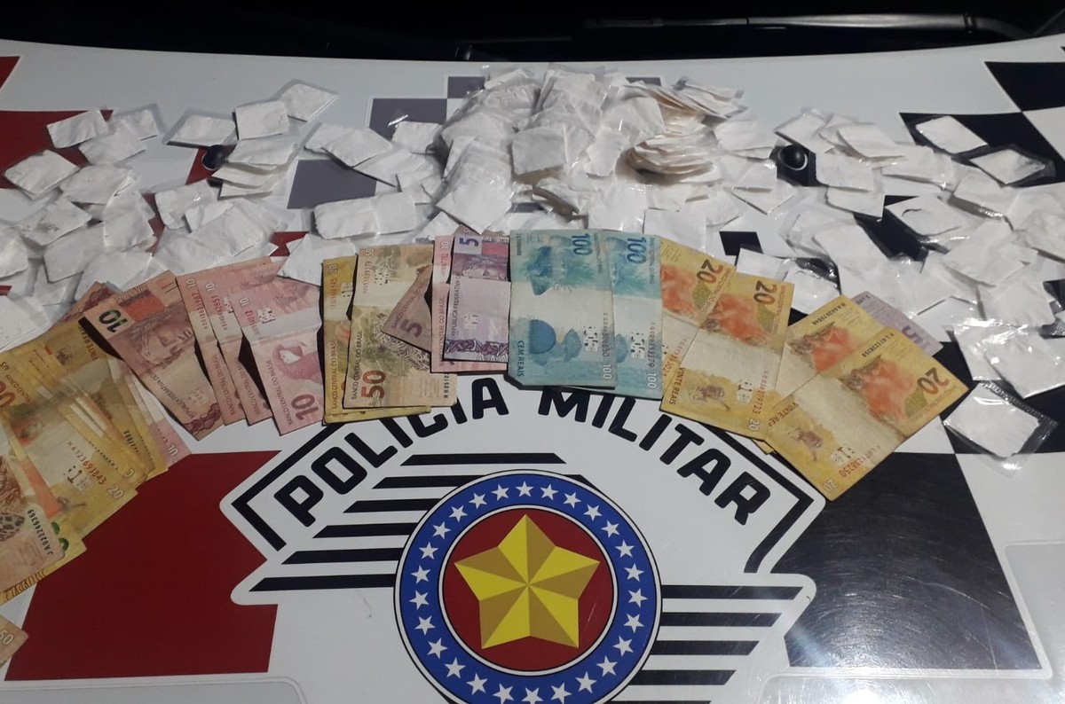 Homem é preso com 256 sachês de cocaína escondidos em espuma de colchão, em Osvaldo Cruz