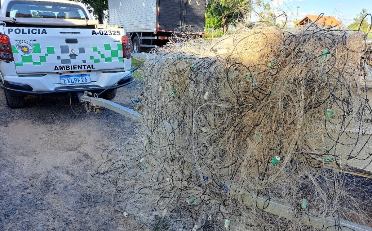 Polícia Militar Ambiental apreende 700 metros de redes de pesca armadas no Rio Paraná, em Presidente Epitácio