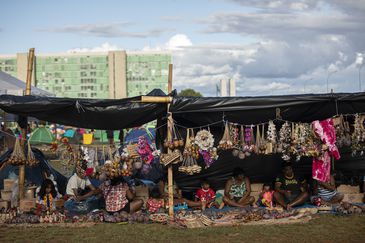 Brasília 23/04/2023 (DF) - Povos de vária etnias chegando para o Acampamento Terra Livre 2023 na Esplanada dos Ministérios, o tema do acampamento “O futuro indígena é hoje. Sem demarcação não há democracia!”, a expectativa é reunir mais de seis mil indígenas no acampamento que acontece em Brasília, entre os dias 24 e 28 de abril.
Foto: Joédson Alves/Agência Brasil