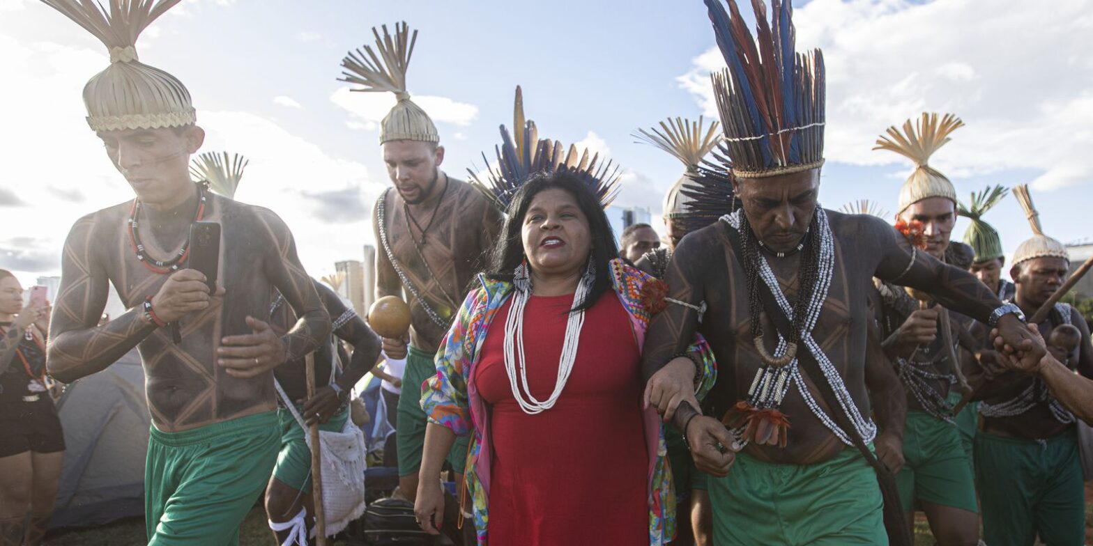 Indígenas chegam em Brasília para o Acampamento Terra Livre