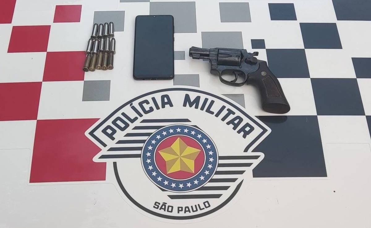 Com revólver escondido no telhado do vizinho, homem é preso por posse ilegal de arma de fogo