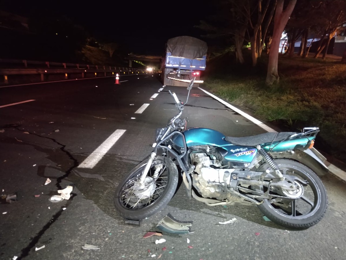 Motociclista morre após colisão traseira contra caminhão na Rodovia Raposo Tavares, em Presidente Prudente