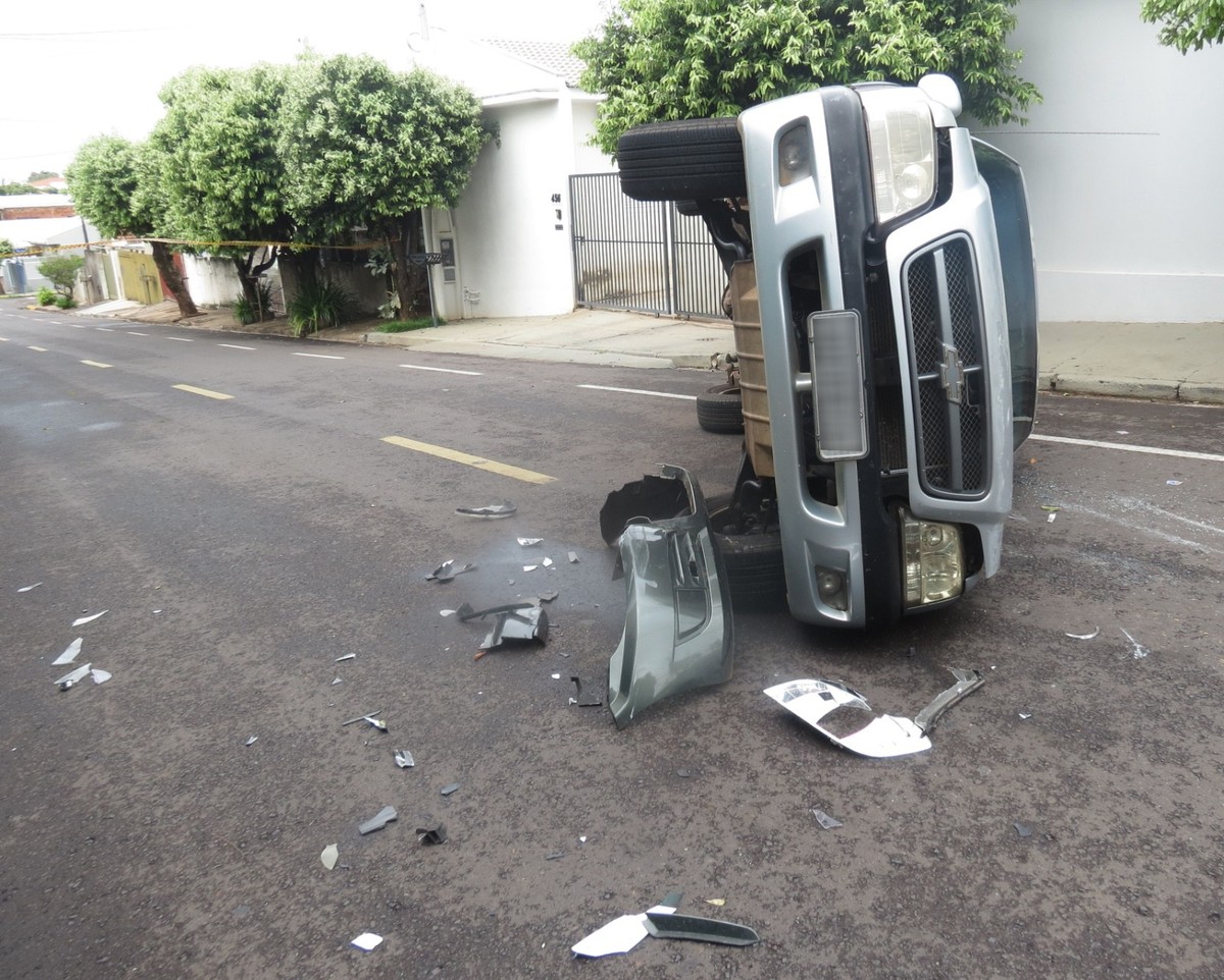 Caminhonete capota após colisão no bairro Metrópole, em Dracena