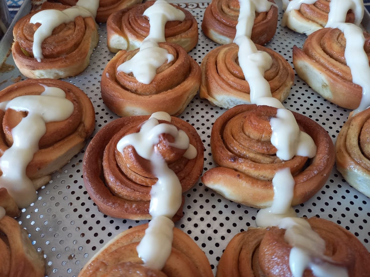 Aprenda a preparar o saboroso pãozinho doce Cinnamon Roll