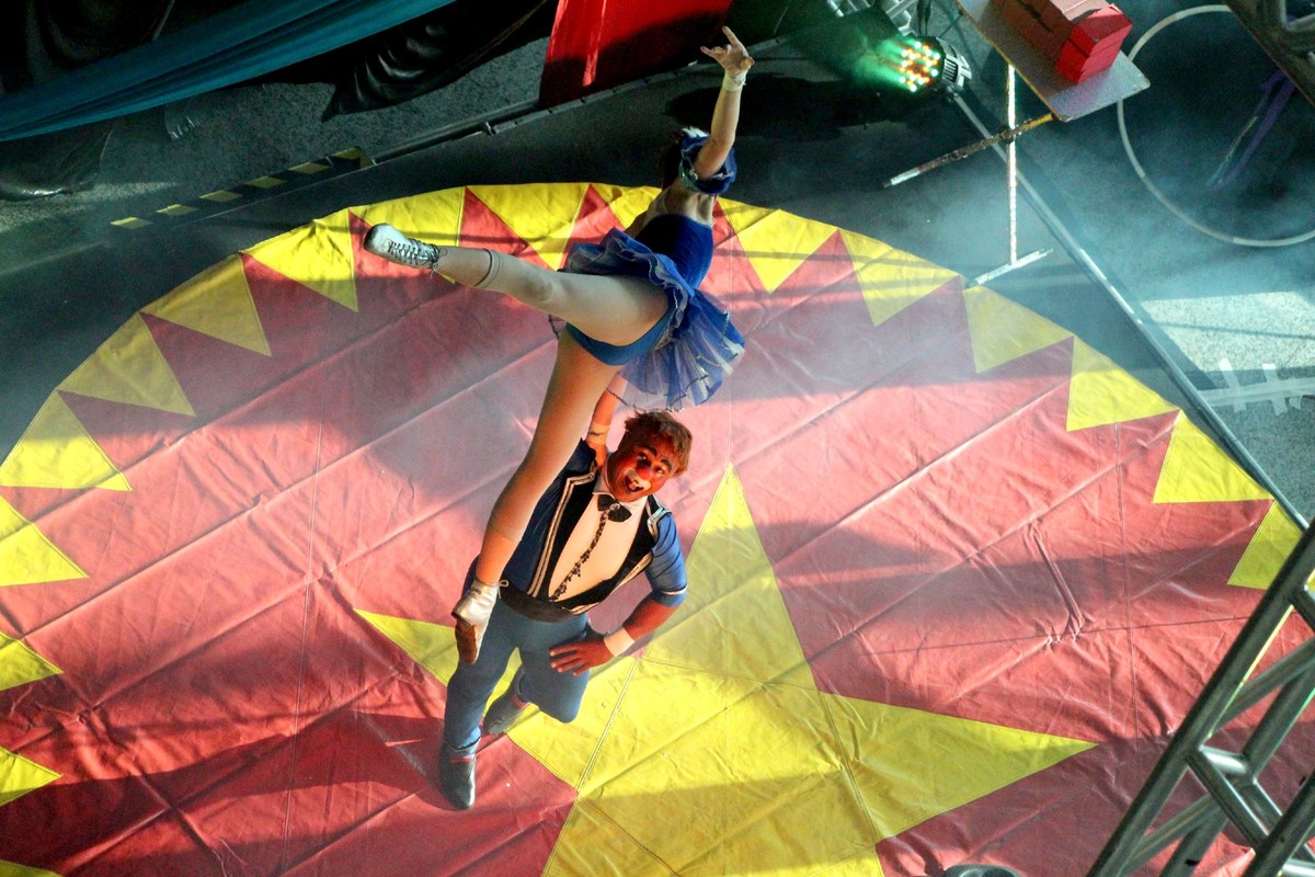 ‘Espetáculo Circense Clássico’ mistura malabares, acrobacias e palhaçadas, em Presidente Prudente