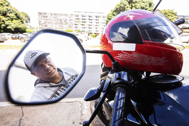 Brasília (DF) 21/04/2023 - Especial 63 anos de Brasília, os candangos da cidade. O motoboy Joāo Wellington posa para fotografia em sua moto.
Foto: Joédson Alves/ Agência Brasil
