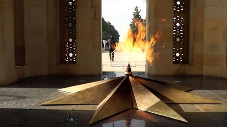 Brasília (DF) -  Frames do episódio deste domingo (16/4) do Caminhos da Reportagem. O tema é o Azerbaijão - Monumento em homenagem aos mortos em guerras. Foto: TV Brasil