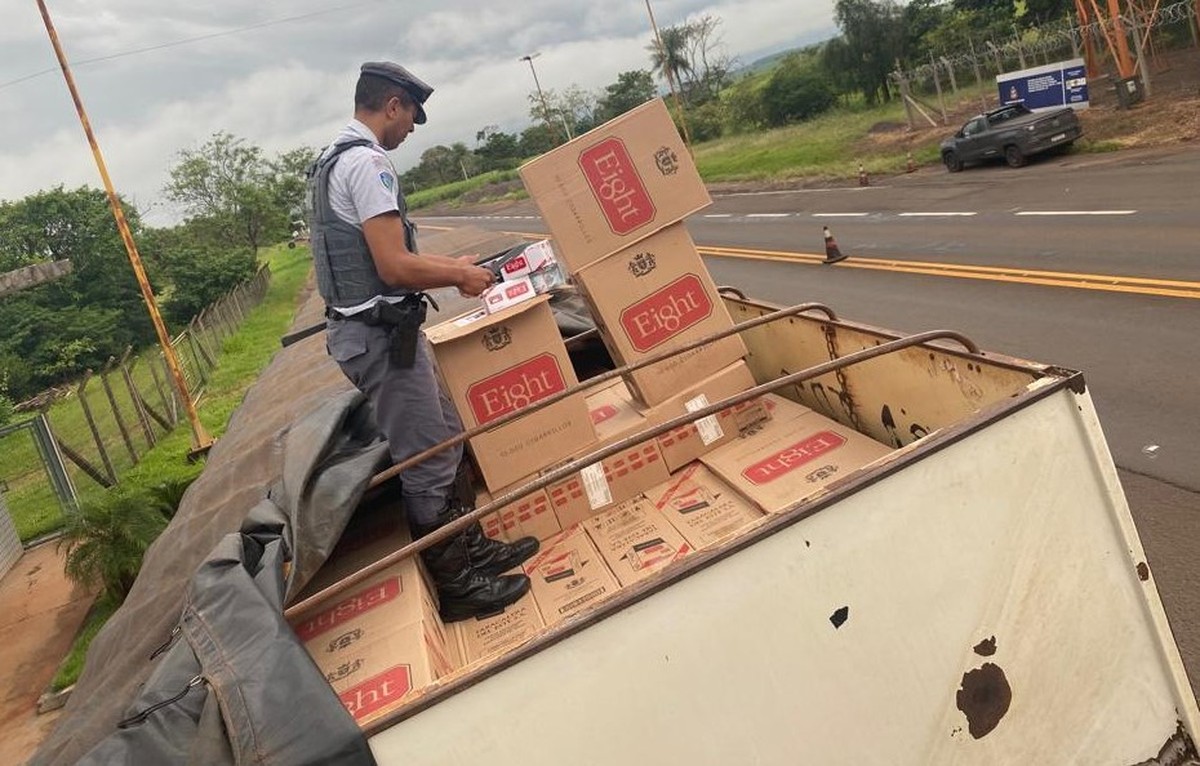 Durante vistoria, motorista é preso com 300 mil maços de cigarros contrabandeados em Rosana