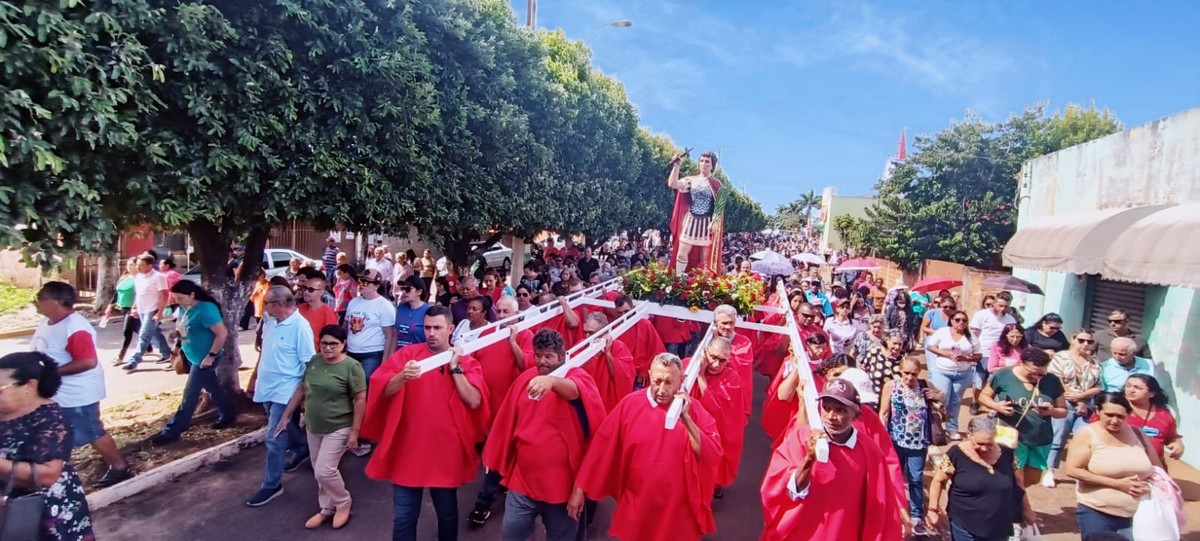 Fiéis católicos dividem histórias sobre percursos e promessas até celebração de Santo Expedito