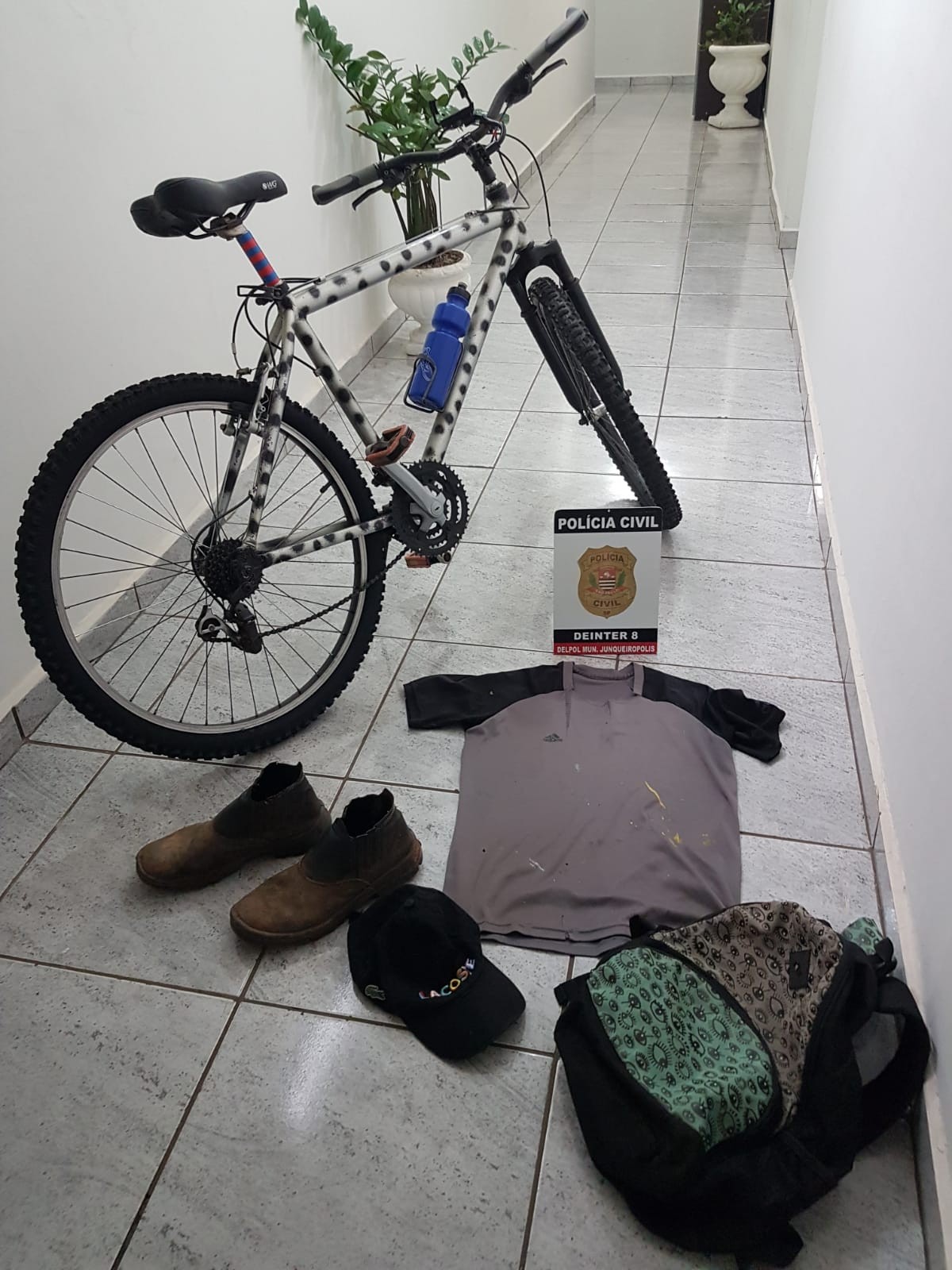 Jovem é preso suspeito de ter furtado R$ 3 mil de caixa de mercado, em Junqueirópolis