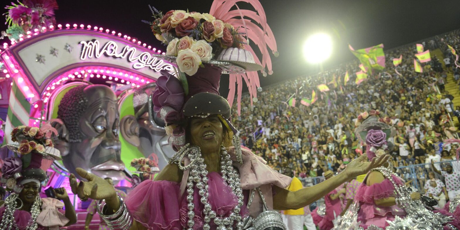 Mangueira faz 95 anos e lança título do enredo em homenagem a Alcione