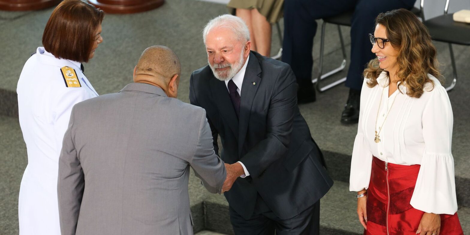 Marinha promove primeira mulher negra a oficial-general