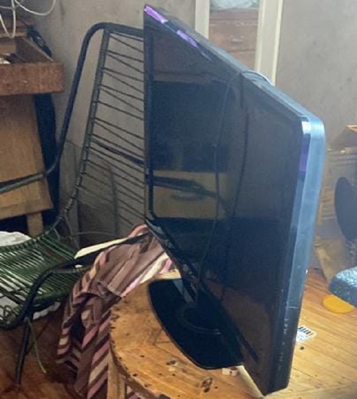 Minutos após furtar televisão, homem é encontrado e preso dormindo ao lado do equipamento