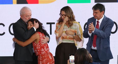 Brasília (DF), 02-03/2023 - Presidente Luiz Inácio Lula da Silva lança o novo programa Bolsa Família.  Presidente abraça, Isamara Mendes da Silva que foi beneficiada pelo Bolsa Família Foto: Lula Marques/Agência Brasil