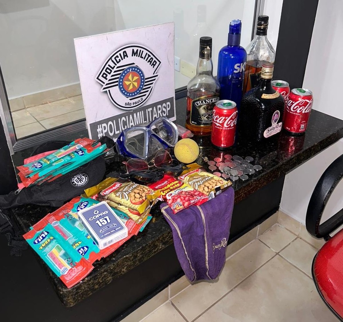 Rapaz é preso após furtar 35 moedas de 500 cruzeiros, 44 pacotes de doces, bola de tênis e outros produtos de clube de lazer