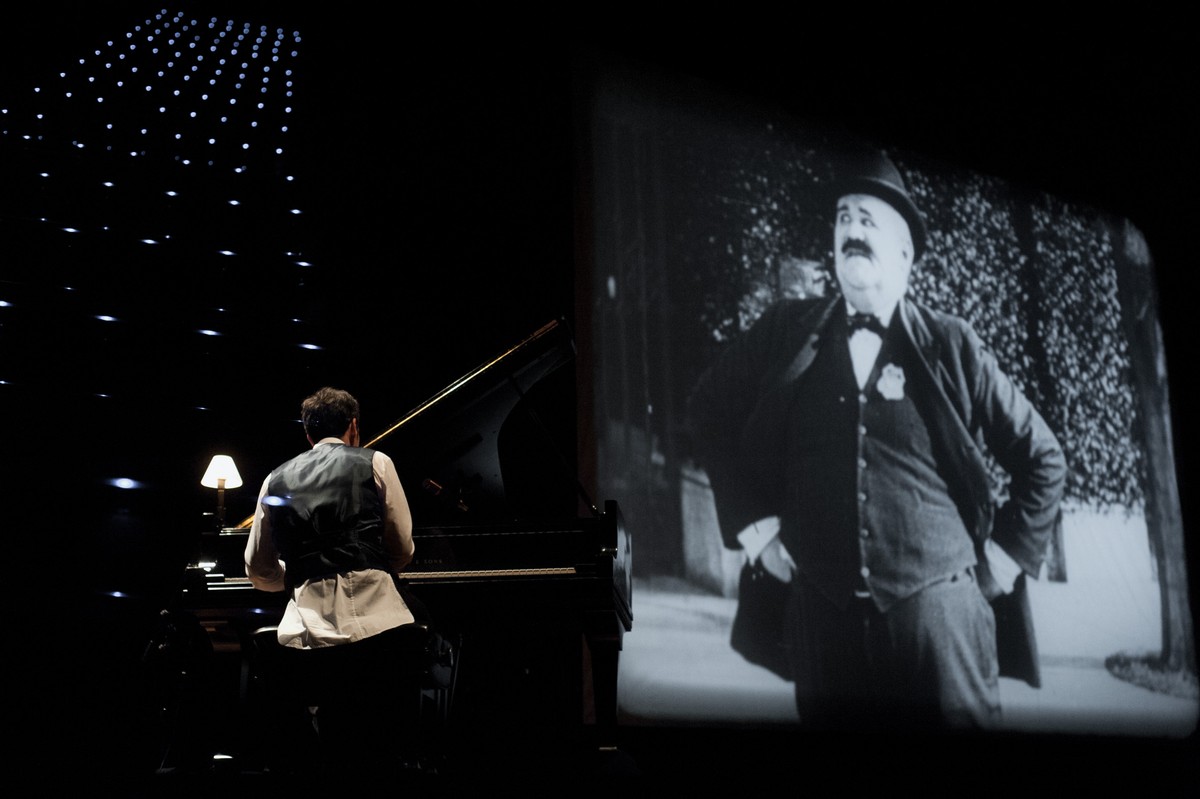 Sessão de cinema com trilha sonora executada ao vivo no piano é realizada gratuitamente em Presidente Prudente
