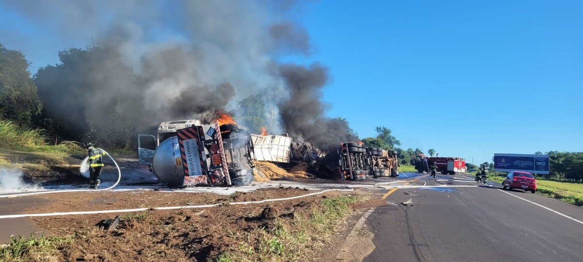 Carregados de álcool e farelo de soja, caminhões colidem e pegam fogo na Rodovia Arlindo Béttio, em Rosana