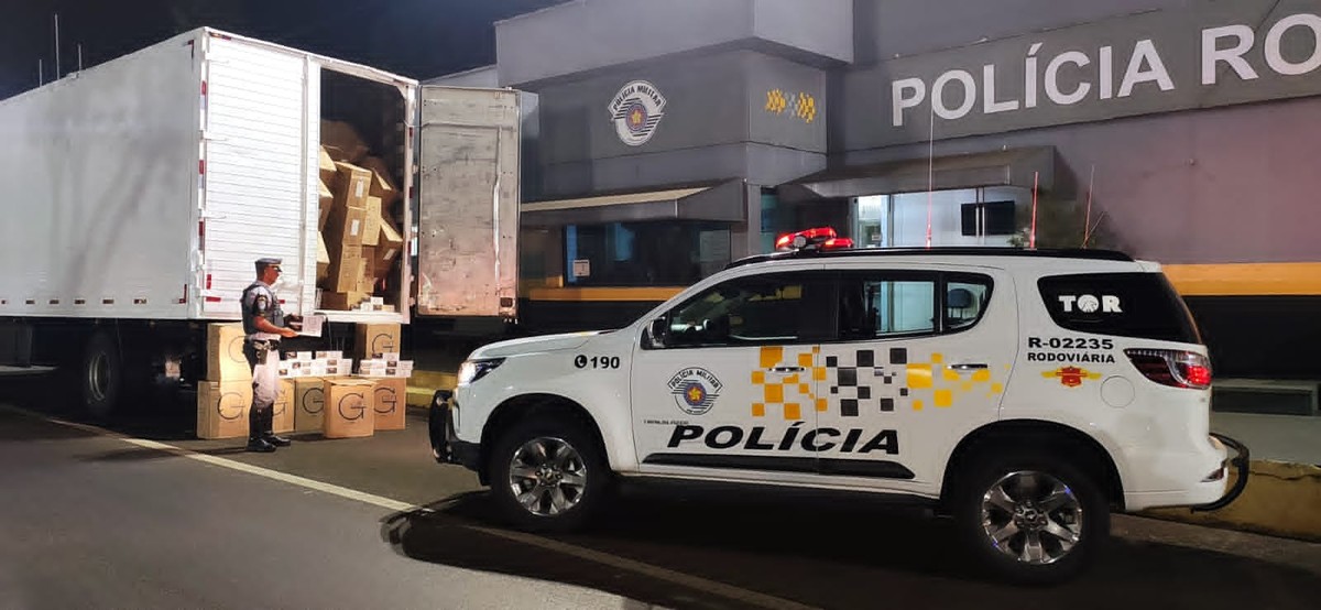 Caminhoneiro é preso com 300 mil maços de cigarros de origem estrangeira, em Regente Feijó