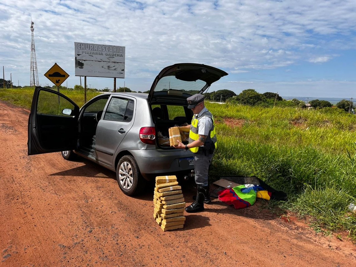 Motorista é flagrado com 151 tabletes de maconha no porta-malas de carro e acaba preso
