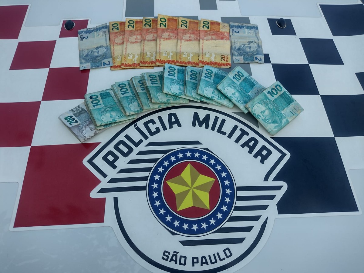 Passageira é presa após ferir taxista com canivete durante viagem e roubar R$ 12 mil, em Osvaldo Cruz