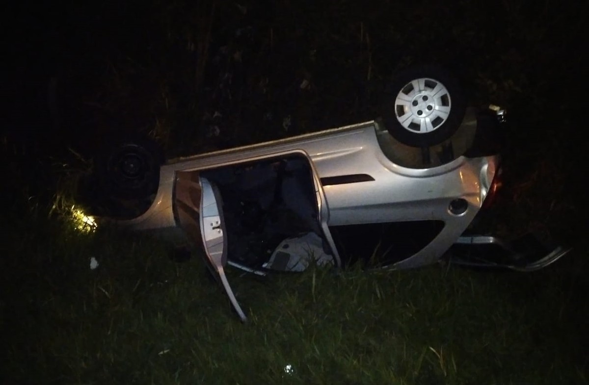 Homem morre após carro perder o controle e capotar na Rodovia Comandante João Ribeiro de Barros, em Junqueirópolis