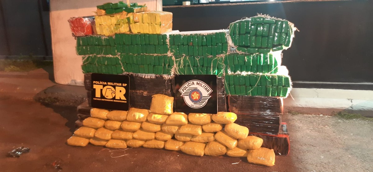 Fiscalização apreende meia tonelada de maconha e skank escondidas em caminhão de mudança, em Inúbia Paulista