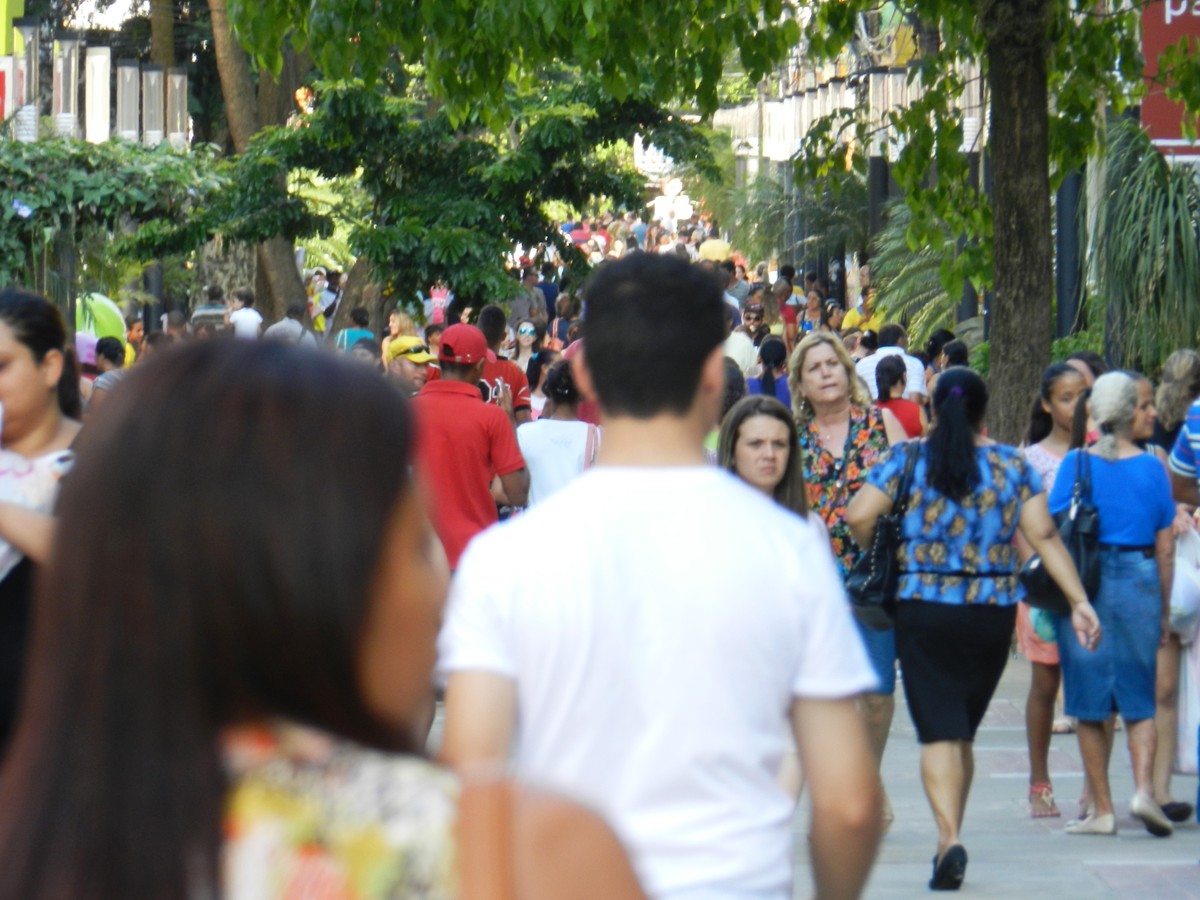 Procon realiza ação para orientar comerciantes e consumidores na Praça 9 de Julho, em Presidente Prudente