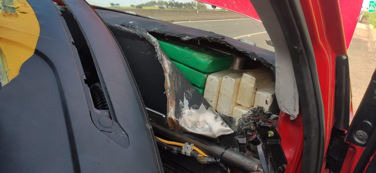 Motorista é preso com 55 kg de cocaína escondidas no painel do carro, em Presidente Venceslau