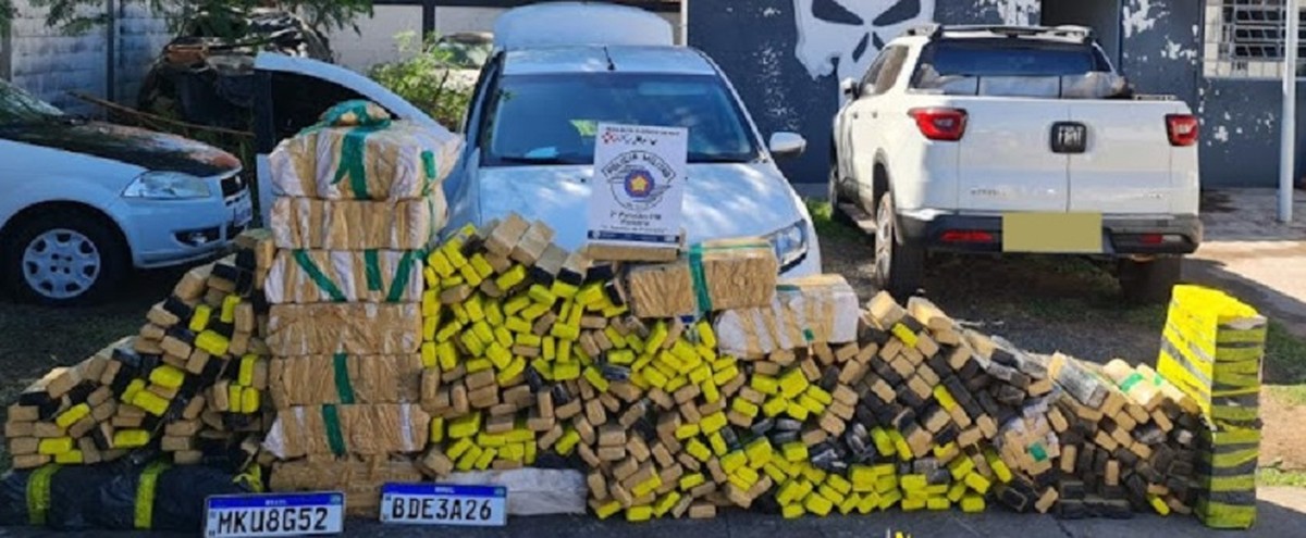 Carro com mais de 690 kg de maconha e placas falsas é apreendido, em Rosana