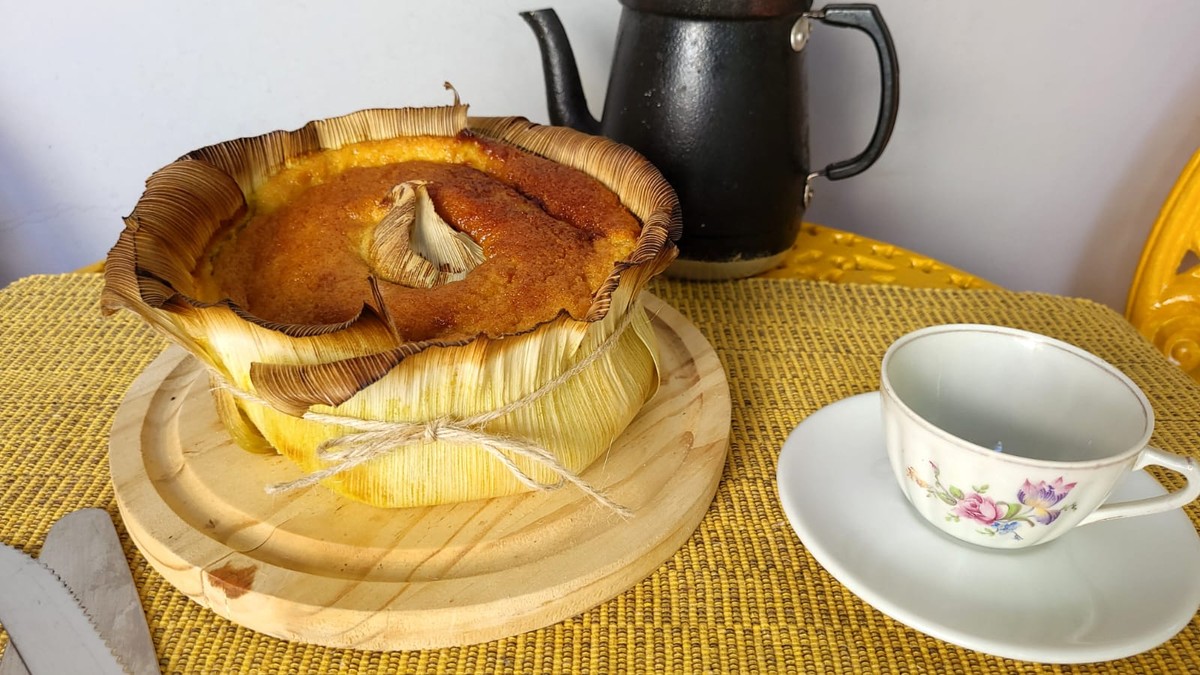 Tradicional bolo de milho assado na palha é perfeito para o café da tarde
