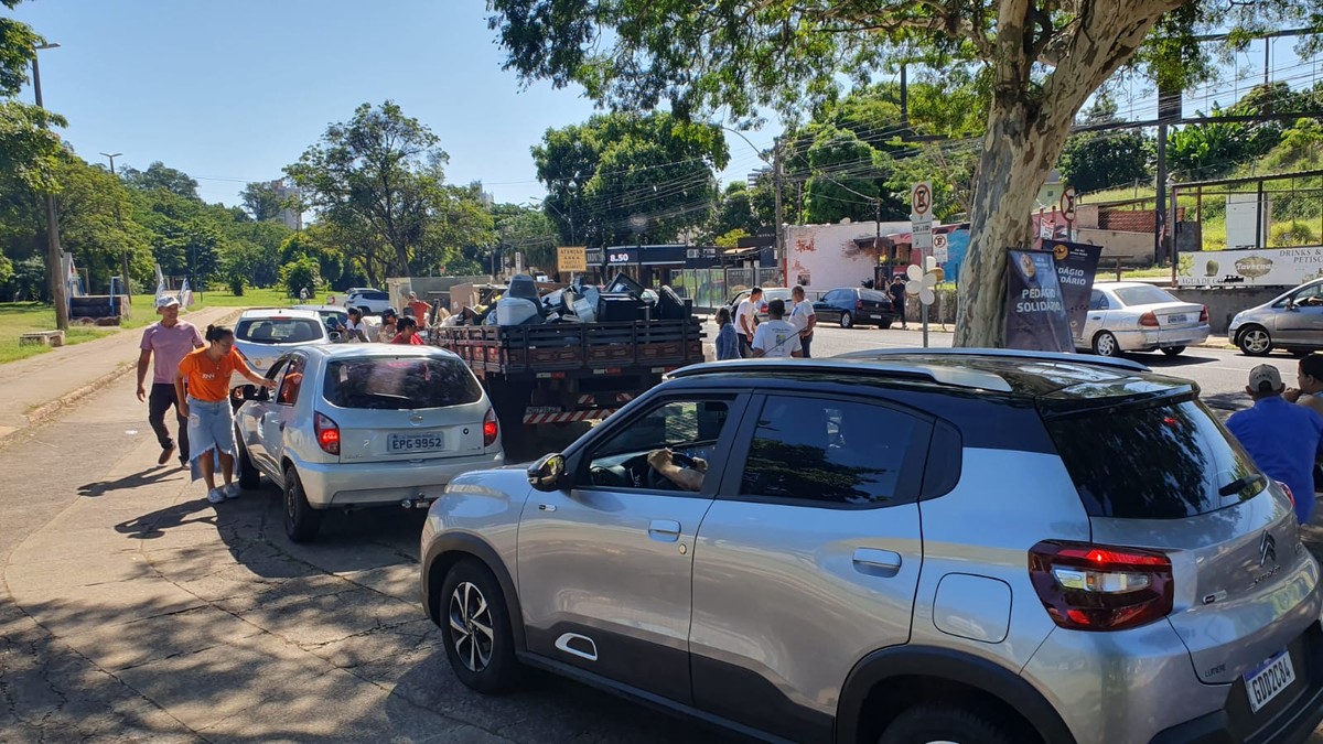 ‘Drive-thru da Reciclagem’ mobiliza população em prol à adoção de animais abandonados em Presidente Prudente