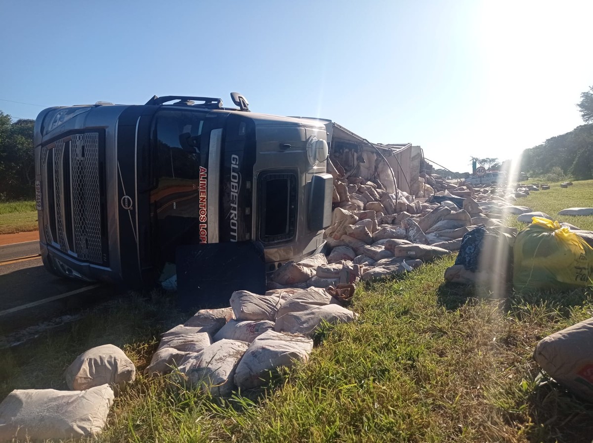 Caminhão carregado com fécula de mandioca tomba na Rodovia Arlindo Béttio, em Teodoro Sampaio