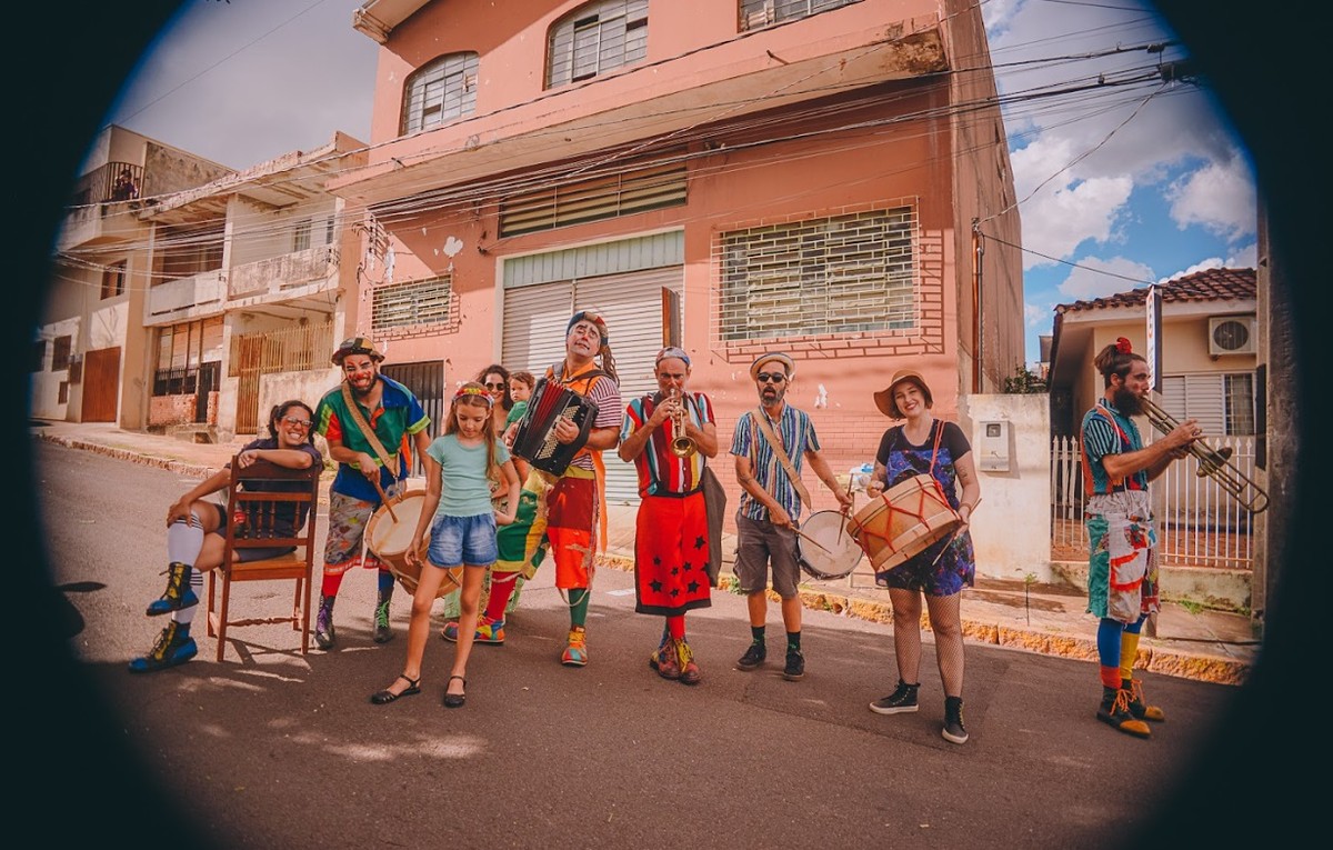 Coletivo Galpão da Lua apresenta espetáculo Cabaré Cultural em escolas públicas de Mirante do Paranapanema e Sandovalina