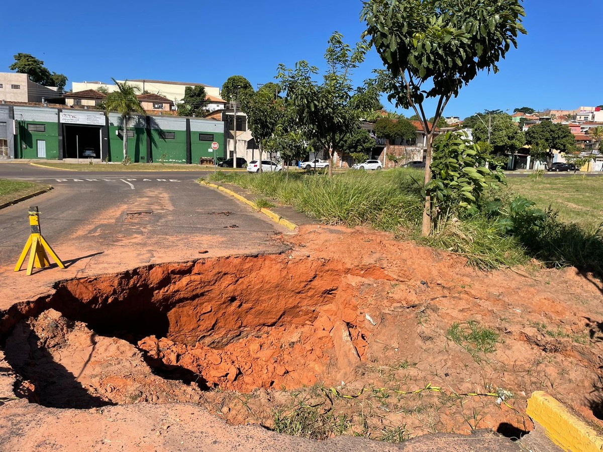 Defesa Civil interdita trecho com cratera na Rua João Elias Naufal, na Vila Iti, em Presidente Prudente