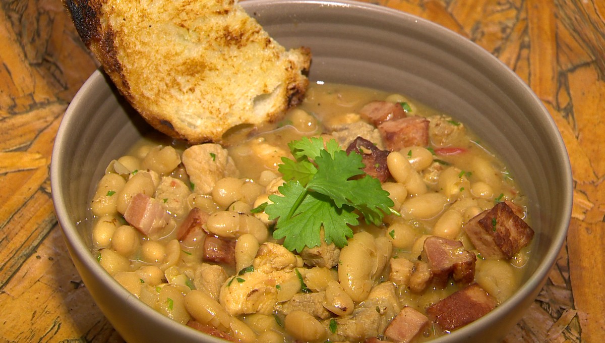 Aprenda a preparar uma clássica Feijoada Francesa para os dias mais frios