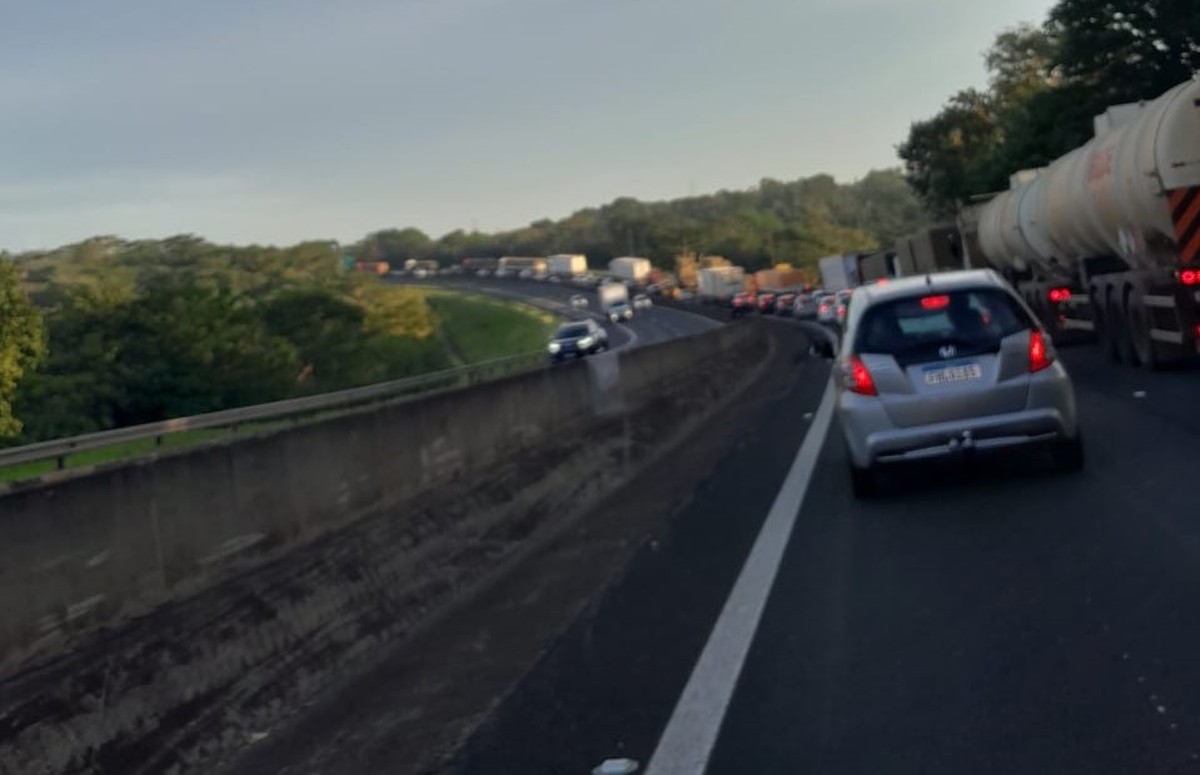Operação da Polícia Rodoviária causa lentidão na Rodovia Raposo Tavares, em Presidente Prudente