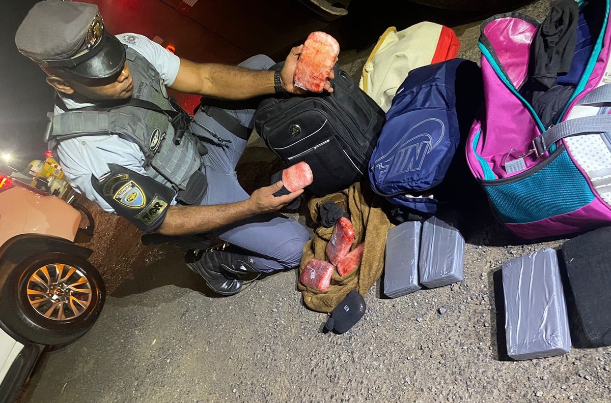 Durante viagem em ônibus interestadual, bolivianos são presos com 10 tabletes de cocaína escondidos em mochilas