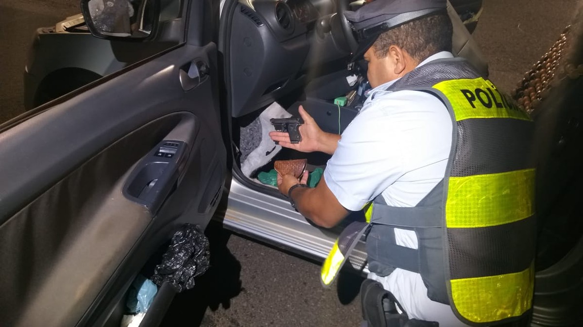 Pistola é encontrada embaixo de tapete de carro e homem acaba preso por porte ilegal de arma de fogo na Rodovia Raposo Tavares