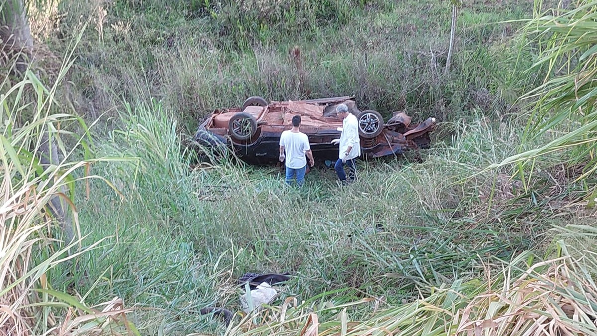 Carro e carreta colidem na Rodovia Arlindo Béttio, em Euclides da Cunha Paulista